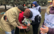 © ️ ІКЦ Харкова / Фейсбук: Під девізом «Мухаммад - милість для світів» волонтери ІКЦ Харкова годують людей в районі Південного залізничного вокзалу.