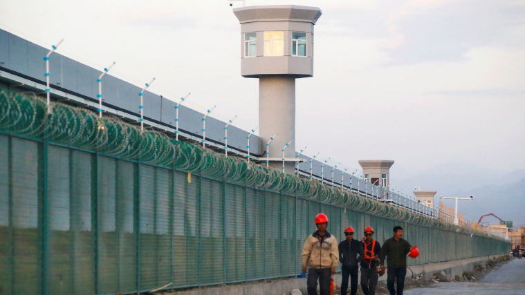 ©️Sky News: Огорожа по периметру місця, офіційно названого «центром освіти з професійних навичок у Сіньцзяні», у якому утримують уйгурських мусульман