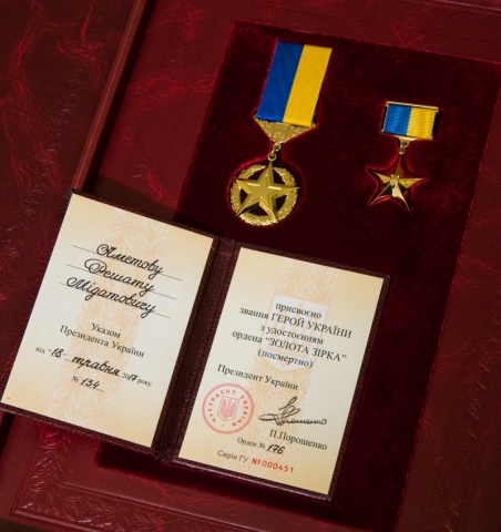 Президент вручил «Золотую Звезду» Героя Украины Решата Аметова, награжденного посмертно, его брату