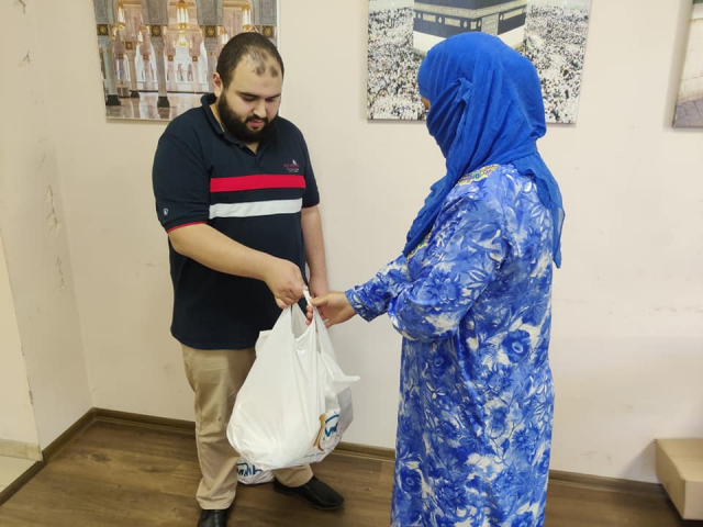 ©️ІКЦ м. Дніпро: Волонтери-мусульмани ІКЦ м. Дніпро формують продуктові набори для нужденних