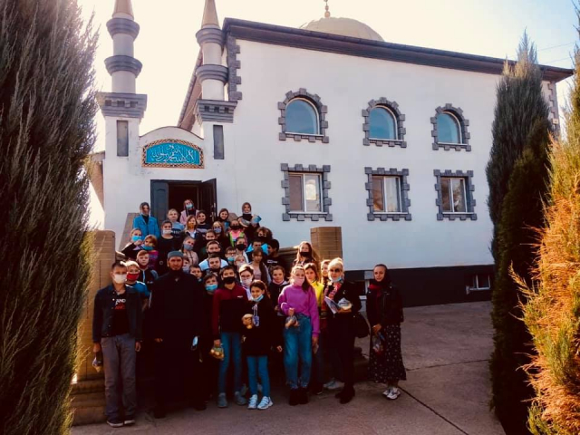 ©️Hamza Issa/фейсбук: Ознакомительная экскурсия школьников г. Константиновка в местную мечеть 