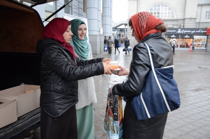 The Muslim women of Dnipro city fed several dozens of the poor