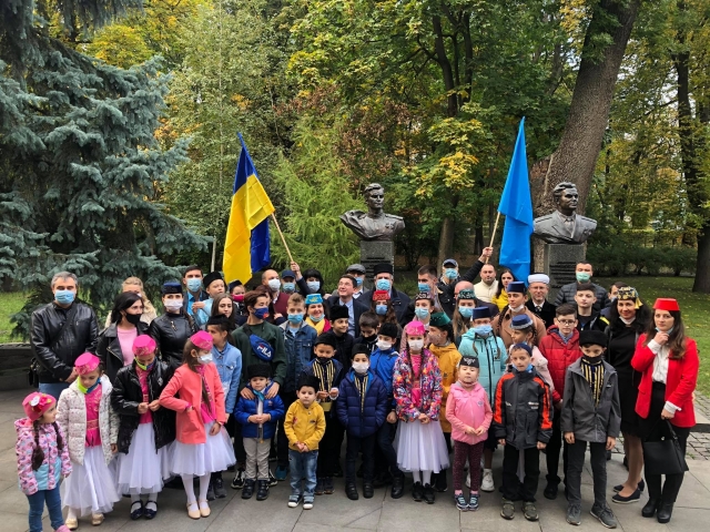 ©️Рефат Чубаров/фейсбук: Колективне фото з дітьми після церемонії покладання квітів до пам’ятника Амет-Ханові Султану, 25 жовтня 2020 року, м. Київ