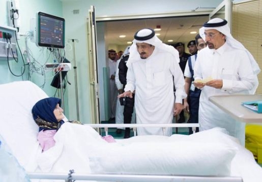 Король Саудівської Аравії відвідав у лікарні постраждалих паломників