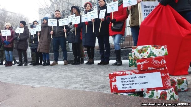 «Подарунки» від Путіна: активісти підводили підсумки репресій в Криму перед Посольством РФ