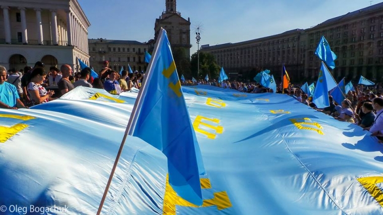 Вільним і чистим тебе пронесемо: в Україні відзначили День кримськотатарського прапора