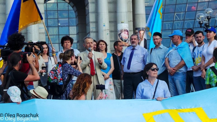 Свободным и чистым тебя пронесем: в Украине отметили День крымскотатарского флага