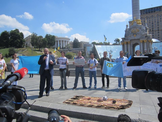 В День крымскотатарского флага вспоминали пленников Кремля