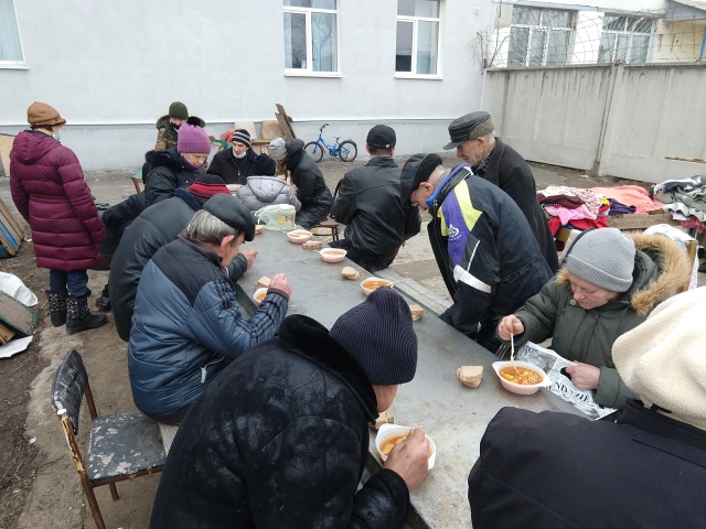  Сєвєродонецьк. Щотижневий обід і роздача одягу бездомним