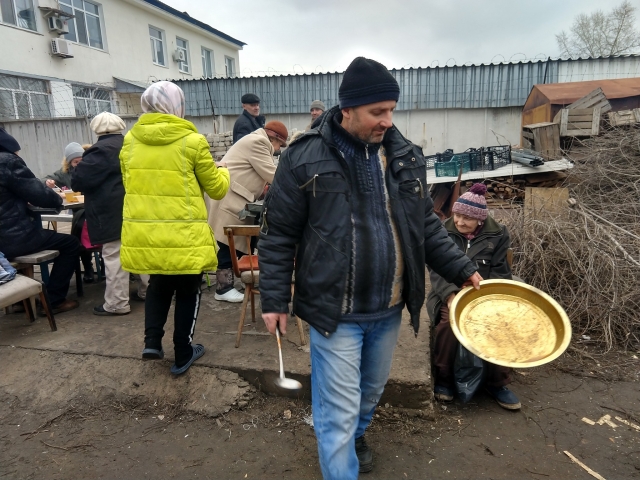 ©️ Военное капелланство мусульман Украины: Северодонецк. Еженедельный обед и раздача одежды бездомным 