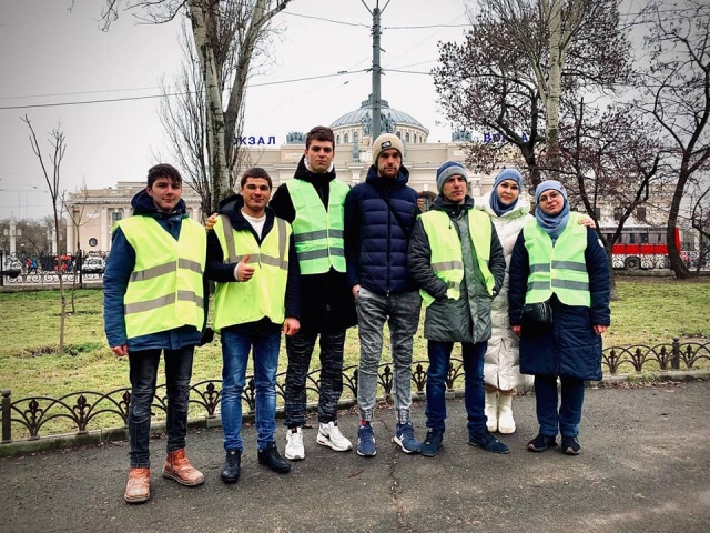©️ Женский отдел ИКЦ «Аль-Масар»: мусульмане-волонтеры ИКЦ «Аль-Масар», организация «Импульс» регулярно оказывают помощь бездомным и крайне нуждающимся Одессы 