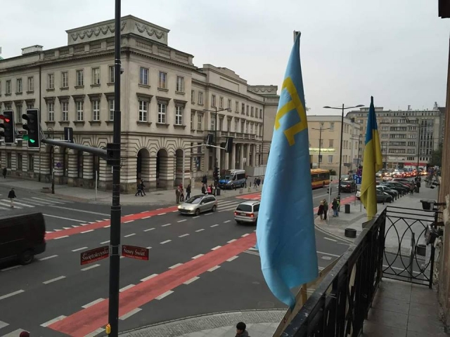 У центрі Варшави з’явився кримськотатарський прапор