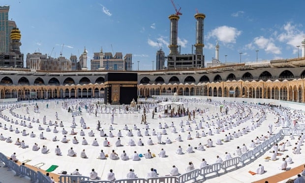 ©️ Саудівське прес-агентство / Reuters: Богомольці, що підтримують соціальну дистанцію у Великій мечеті в Мецці. 