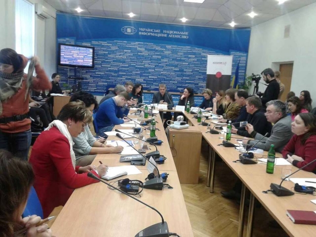 Журналісти не мають формувати хибне враження про ВПО з Криму та Донбасу, — підсумки круглого столу