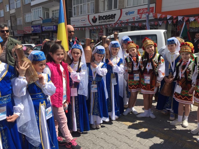 Ансамбль «Кирим айлесі» виступав у Туреччині під українським і кримськотатарським прапорами