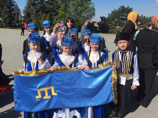 Ансамбль «Кирим айлесі» виступав у Туреччині під українським і кримськотатарським прапорами