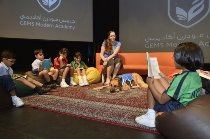 В школах Дубая навыками чтения помогают овладевать… собаки
