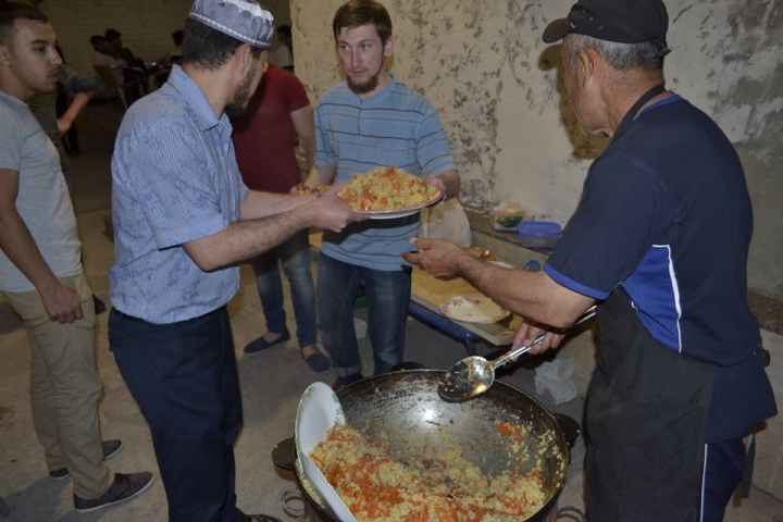 В Запорожье раздают продуктовые наборы нуждающимся в Рамадан