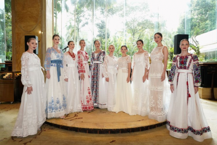 Королевская семья Малайзии любовалась украинскими вышиванками