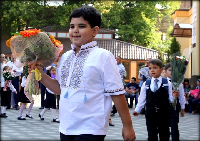 День знаний в гимназии «Наше будущее»: праздник, цветы и… пираты