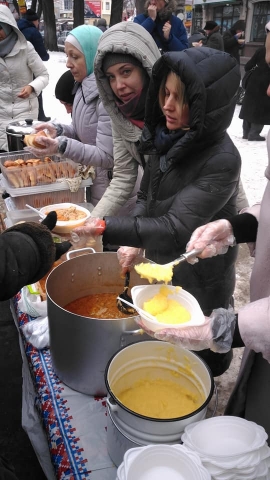 Мусульманки знову допомогли нагодувати бездомних гарячим обідом