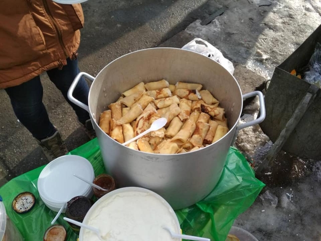 Каждую субботу мусульманки кормят бездомных горячими обедами