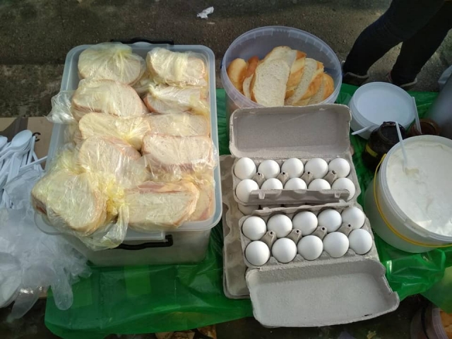 Щосуботи мусульманки годують бездомних гарячими обідами
