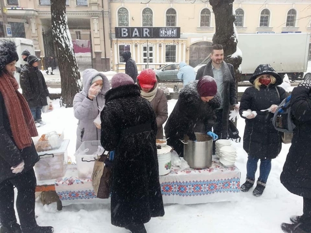 І в сніг, і в дощ, і в мороз: волонтерки «Мар’ям» не залишають нужденних без допомоги