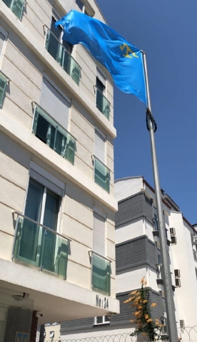 Крымскотатарский национальный флаг чествовали в Украине и мире