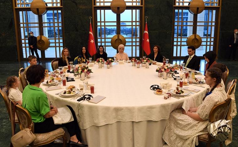 ФОТО ©АА: Еміне Ердоган провела іфтар на честь українських дітей-біженців, що нині перебувають в Туреччині.
