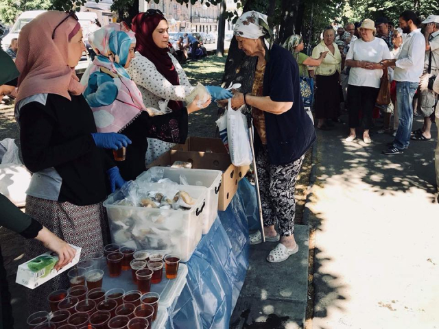 Волонтеры «Марьям» в Рамадан кормили бездомных