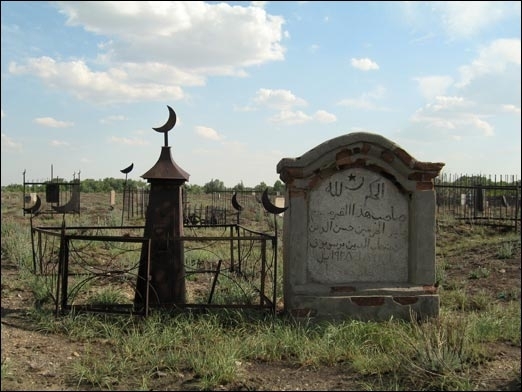 Фото мусульманских памятников на кладбище