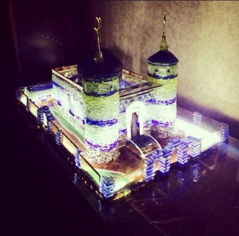 Алматинец превращает битое стекло в мечети