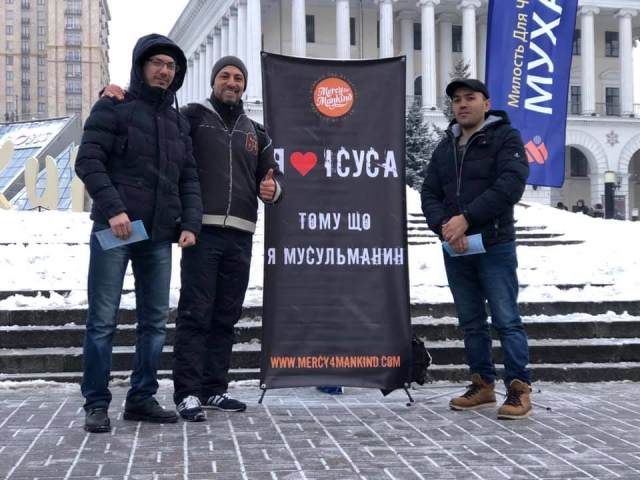 © ️Тарік Сархан / фейсбук: Київ, 06.01.2019г., Активісти асоціації «Альраід», акція «Я люблю Ісуса, тому що я мусульманин»