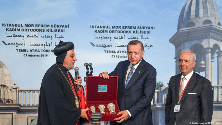  Митрополит Юсуф Четін (ліворуч) і президент Туреччини Реджеп Ердоган на церемонії початку будівництва храму