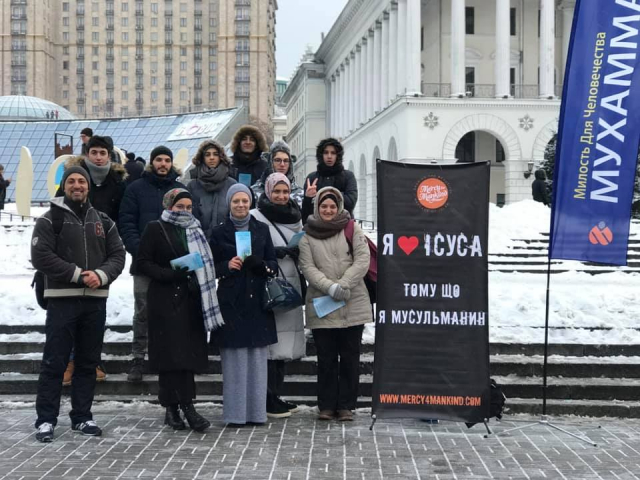 © ️Тарік Сархан / фейсбук: Київ, 06.01.2019г., Активісти асоціації «Альраід», акція «Я люблю Ісуса, тому що я мусульманин»