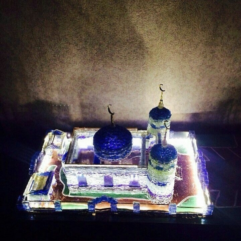Алматинец превращает битое стекло в мечети