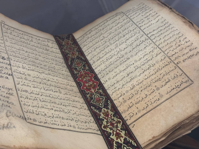 У Золочівському замку відкрилася виставка «Книги, що пережили час. Корани»