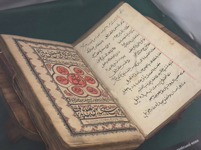 У Золочівському замку відкрилася виставка «Книги, що пережили час. Корани»