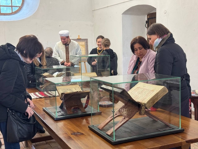У Золочівському замку відкрилася виставка «Книги, що пережили час. Корани»