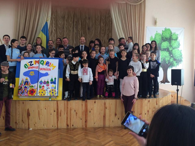 Діти з « Къырым аилеси — Qırım ailesi» вписали сторінки до книги «Соборна Україна очима дітей»