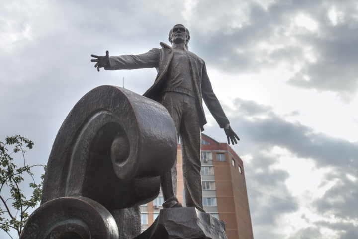 При поддержке Азербайджана в Киеве открыли памятник Муслиму Магомаеву и сквер его имени