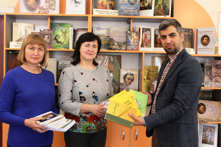 Тернопільська обласна бібліотека для молоді отримала в дар книги від ІКЦ м. Львова