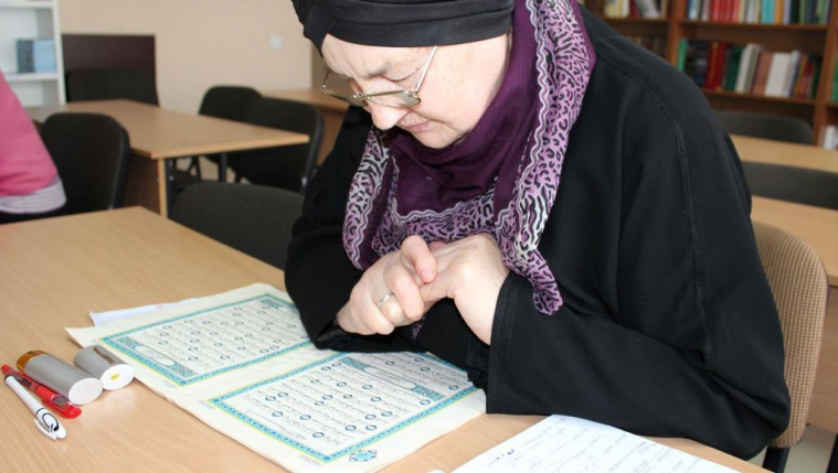 74-летняя украинская мусульманка успешно изучает язык Корана