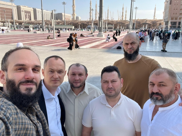 Фото з міста Пророка (Медіни), яке також відвідали чоловіки. Офіційна делегація українських військових-мусульман здійснила умру