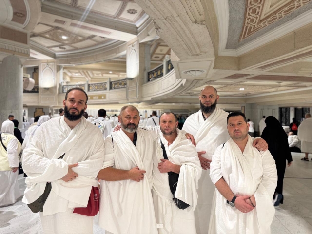 Чоловіки у спеціальному одязі для паломництва. Фото після здійснення обряду умри. Офіційна делегація українських військових-мусульман здійснила умру
