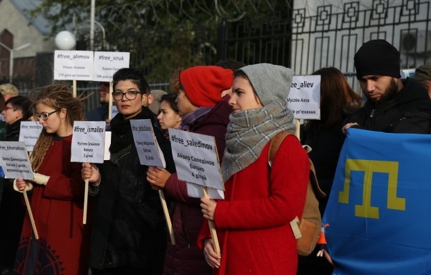 Крымчане провели акцию протеста у Посольства РФ в Киеве