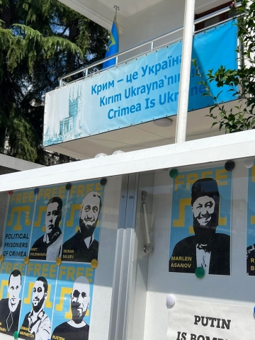 Кримськотатарський національний прапор ушанували в Україні та світі