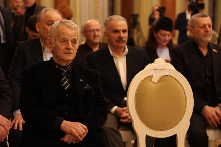 Мустафа Джемілєв долучився до нагородження. Уряд України закріпив правовий статус Меджлісу кримськотатарського народу