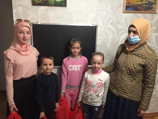  Акція «Солодкість іфтару» — мусульманки зібрали солодкі подарунки для самих маленьких одновірців